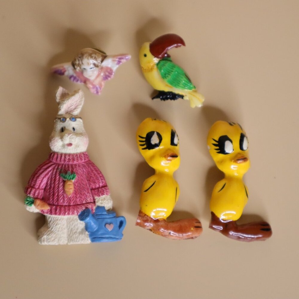 J-370 Set of 5 Assorted Vintage Pins, Vintage Tweety Bird, Rabbit, Parrot & Ange
